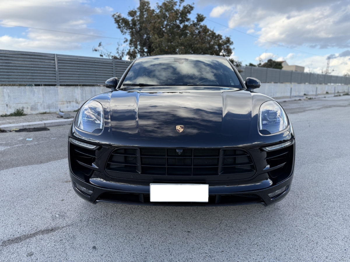 PORSCHE MACAN