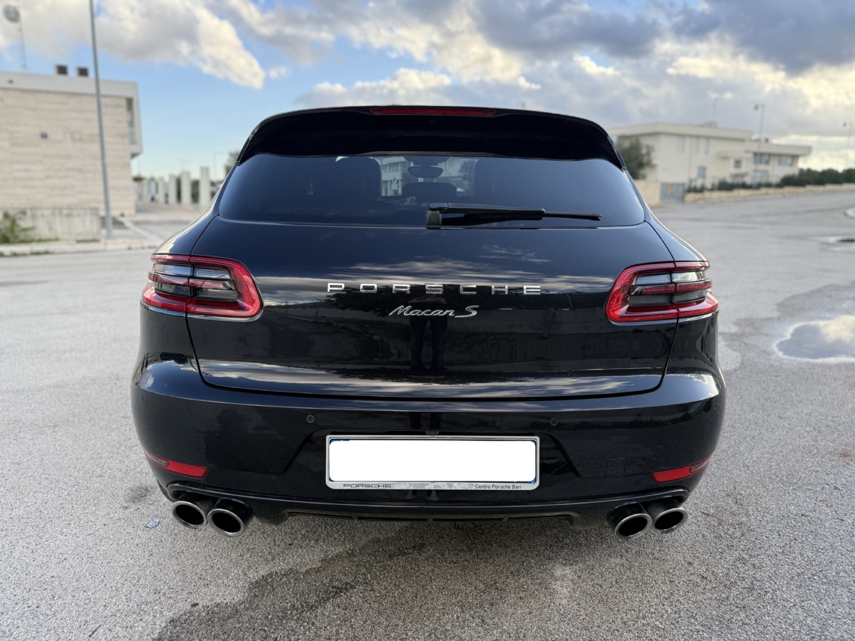 PORSCHE MACAN